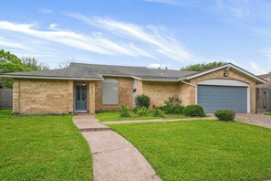 Exterior - This fully renovated 3BR | 2BA home (2,000+ sq ft) offers the perfect mix of modern design, comfort, and space—ideal for families, groups, or extended stays.<br><br>🛏️ Bedrooms & Sleeping Spaces<br>• 2 King bedrooms 👑<br>• 1 Queen bedroom 🛌<br>• 1 (Corpus Christi)