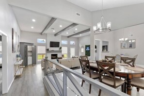 Dining - This fully renovated 3BR | 2BA home (2,000+ sq ft) offers the perfect mix of modern design, comfort, and space—ideal for families, groups, or extended stays.<br><br>🛏️ Bedrooms & Sleeping Spaces<br>• 2 King bedrooms 👑<br>• 1 Queen bedroom 🛌<br>• 1 (Corpus Christi)