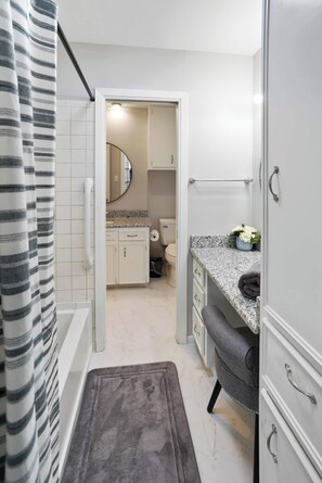 Hair dryer, towels - This fully renovated 3BR | 2BA home (2,000+ sq ft) offers the perfect mix of modern design, comfort, and space—ideal for families, groups, or extended stays.<br><br>🛏️ Bedrooms & Sleeping Spaces<br>• 2 King bedrooms 👑<br>• 1 Queen bedroom 🛌<br>• 1 (Corpus Christi)