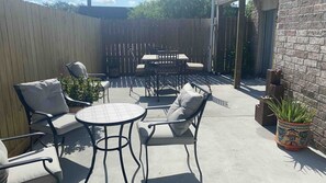 Outdoor dining - Spacious Southside Home 1 King & 1 Queen bed! (Corpus Christi)