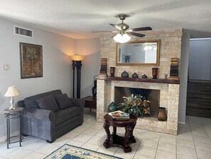 Living area - Spacious Southside Home 1 King & 1 Queen bed! (Corpus Christi)