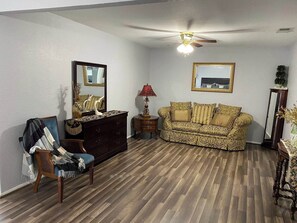 TV, fireplace - Spacious Southside Home 1 King & 1 Queen bed! (Corpus Christi)