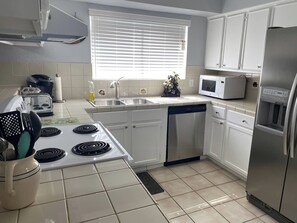 Private kitchen - Spacious Southside Home 1 King & 1 Queen bed! (Corpus Christi)