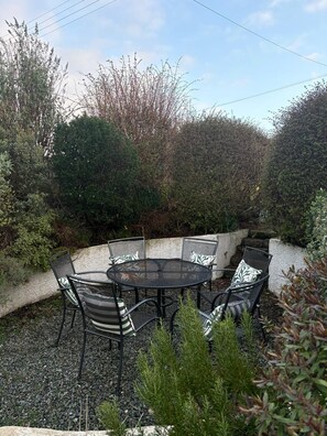 Outdoor dining - Storytellers at Isay | Luxe Skye Coastal Stay (Waternish)