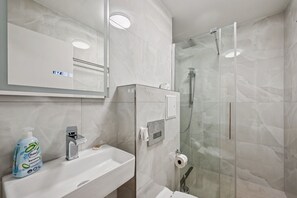 Hair dryer, towels, soap, toilet paper - Ramoni Apartments -Märchenblick (Freudenstadt)