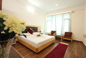 Deluxe-Doppelzimmer, Mehrere Betten | Allergikerbettwaren, Schreibtisch, schallisolierte Zimmer