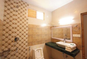 Shower, rainfall showerhead, slippers, towels - Hotel Saras Manali Near Hadimba Temple  (Manali)