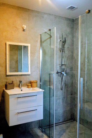 Shower, hair dryer, towels, soap - Quiet semi-detached house on the Baltic Sea near Kolberg - each apartment up to 7 pers. (Grzybowo)