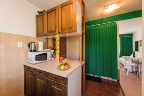 Private kitchen - Studio in Crikvenica, 200 m to the sandy beach, with terrace & barbecue (Crikvenica)