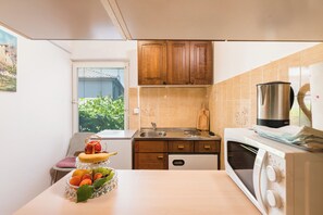 Fridge, microwave, stovetop, coffee/tea maker - Studio in Crikvenica, 200 m to the sandy beach, with terrace & barbecue (Crikvenica)