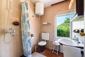 Shower, hair dryer, towels, soap - Studio in Crikvenica, 200 m to the sandy beach, with terrace & barbecue (Crikvenica)