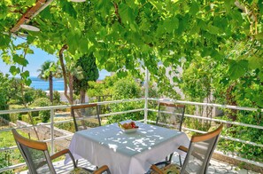 Outdoor dining - Studio in Crikvenica, 200 m to the sandy beach, with terrace & barbecue (Crikvenica)