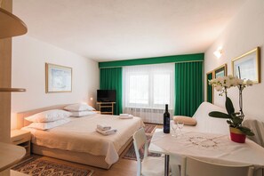 1 bedroom, free WiFi, bed sheets - Studio in Crikvenica, 200 m to the sandy beach, with terrace & barbecue (Crikvenica)