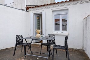 Outdoor dining - Victor Studio – 200 m from the Beach (La Tranche-sur-Mer)