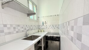 A compact kitchen with white countertops, a stainless steel sink, and a built-in oven. - SE232 - Senigallia, two-bedroom apartment with private courtyard (Senigallia)