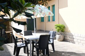 Outdoor dining - SE232 - Senigallia, two-bedroom apartment with private courtyard (Senigallia)