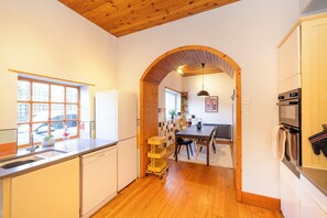 House | Private kitchen | Full-size fridge, microwave, oven, stovetop - Detached House with Sea Views & Parking (North Berwick)