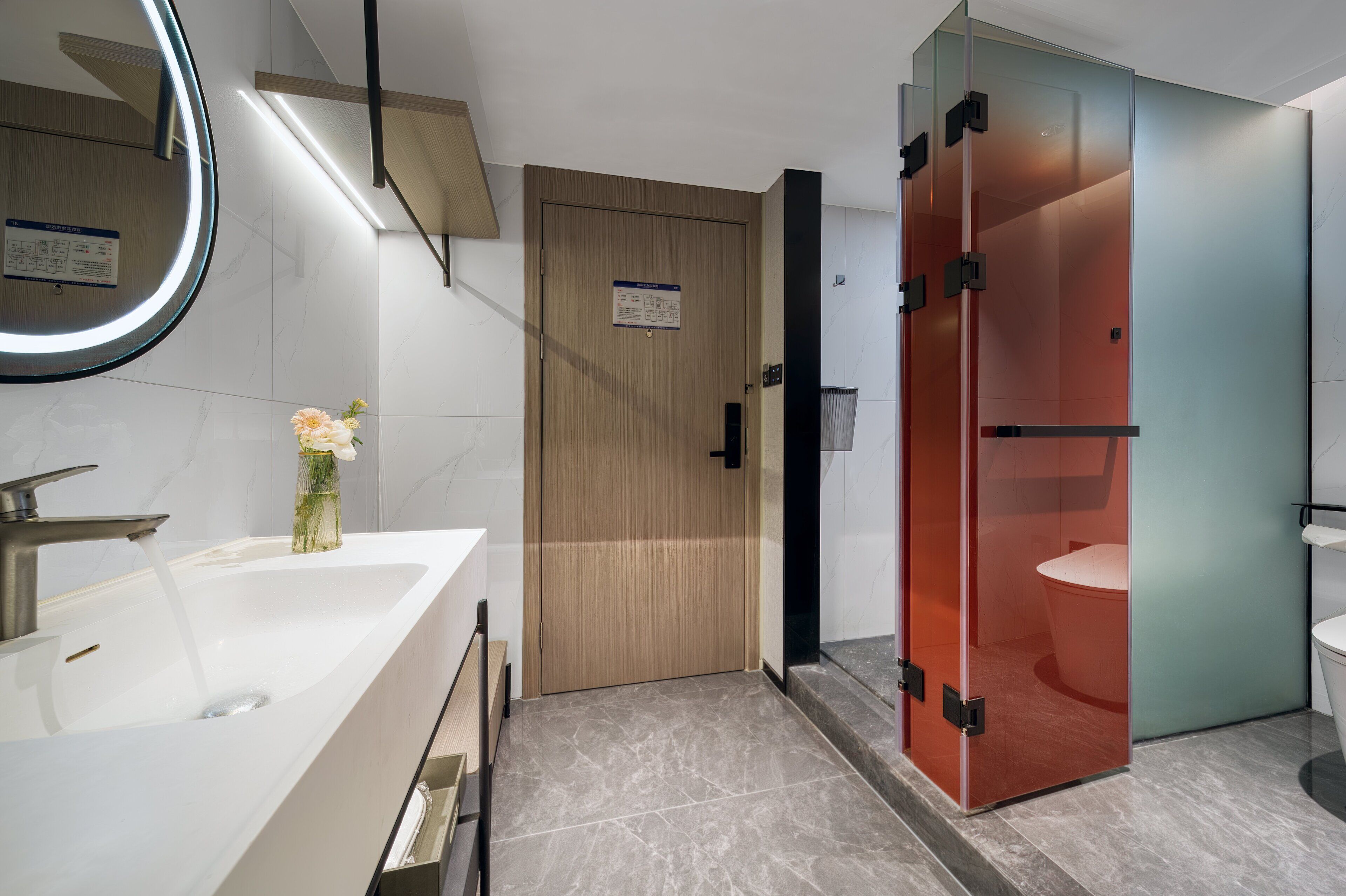 Superior-Zweibettzimmer, Stadtblick | Badezimmer | Dusche, kostenlose Toilettenartikel, Haartrockner, Hausschuhe