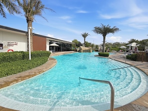 Outdoor pool - Bloomfields Luxurious 3br in Arabian Ran (Dubai)