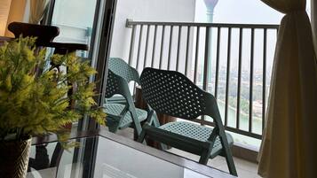 Deluxe Apartment, 2 Bedrooms, Partial Ocean View, Tower | Bahagian dalam