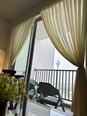 Deluxe Apartment, 2 Bedrooms, Partial Ocean View, Tower | Interior