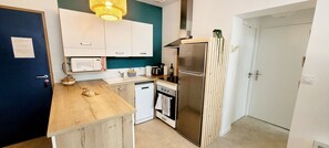 Fridge, microwave, oven, stovetop - Forest Apartment – Shared Pool (La Tranche-sur-Mer)