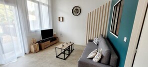 TV - Forest Apartment – Shared Pool (La Tranche-sur-Mer)