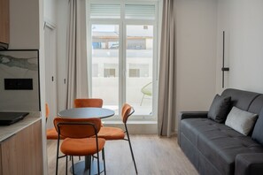 TV - 506 - A33 Signature | Penthouse | Terr | 2BR | 6G (Madrid)