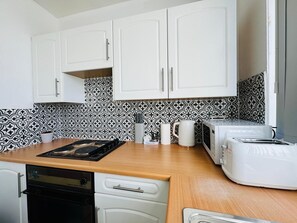 Private kitchen - Home Studio  Free Parking Prime Location (Slough)