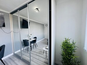 Dining - Home Studio  Free Parking Prime Location (Slough)