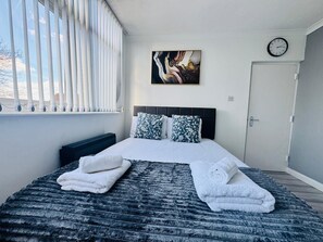 Iron/ironing board, free WiFi - Home Studio  Free Parking Prime Location (Slough)