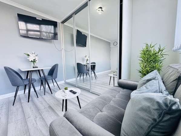 Living area - Home Studio Free Parking Prime Location (Slough)