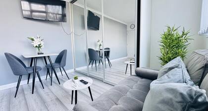 Home Studio Free Parking Prime Location