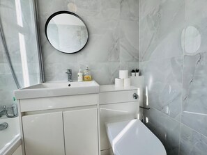 Bathroom - Home Studio  Free Parking Prime Location (Slough)