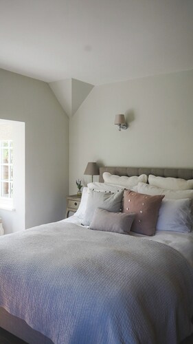 Stunning Island Cottage with Boat and Hot Tub in Henley-On-Thames