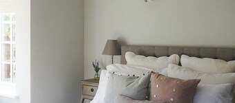 Stunning Island Cottage with Boat and Hot Tub in Henley-On-Thames