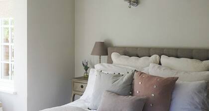 Stunning Island Cottage with Boat and Hot Tub in Henley-On-Thames