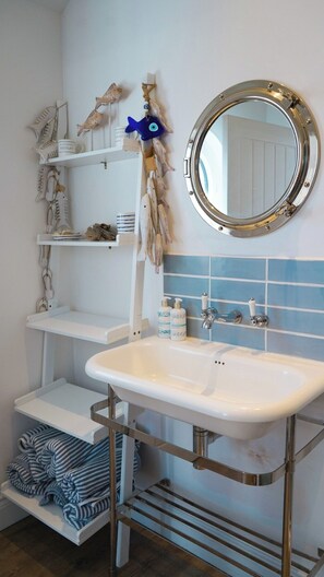 Bathroom - Stunning Island Cottage with Boat and Hot Tub in Henley-On-Thames (Henley-on-Thames)