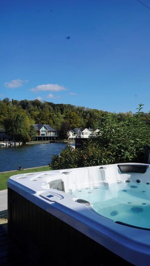 Outdoor spa tub - Stunning Island Cottage with Boat and Hot Tub in Henley-On-Thames (Henley-on-Thames)