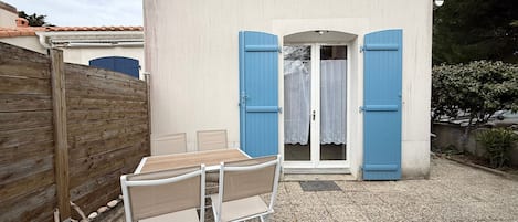 تناول الطعام بالخارج