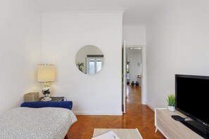 Tabla de planchar con plancha, wifi y ropa de cama 