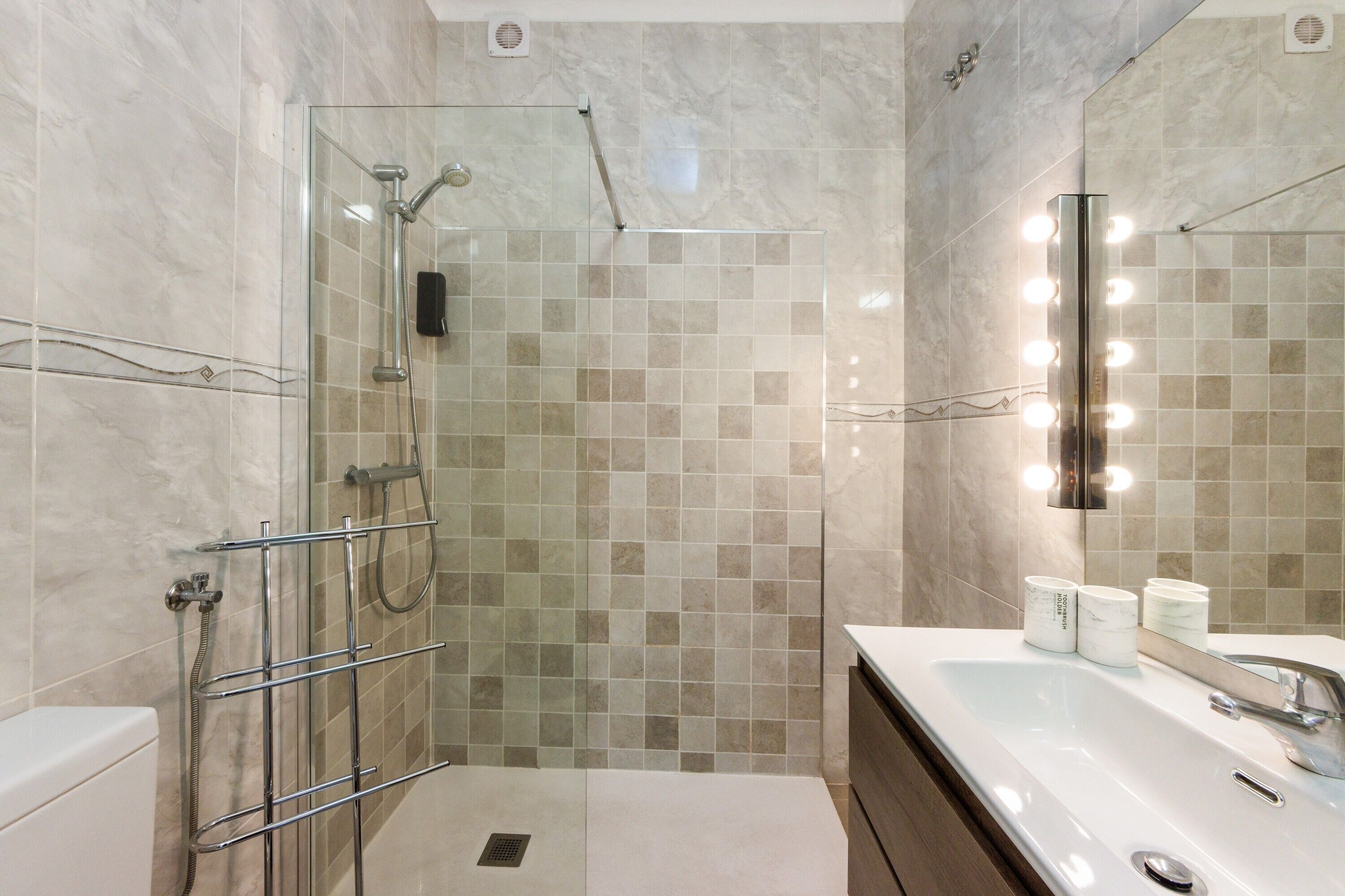 Shower, hair dryer, towels