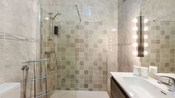 Shower, hair dryer, towels