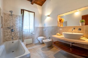 Douche, sèche-cheveux, serviettes fournies