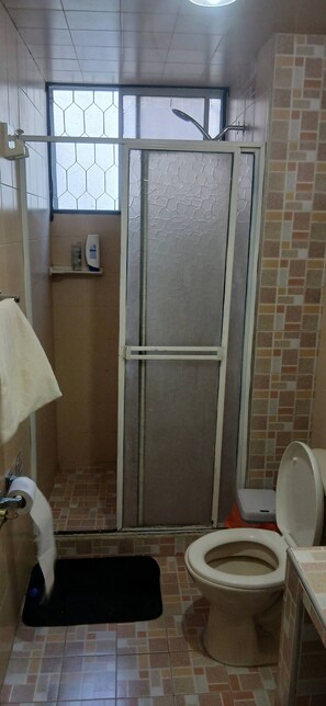 Dormitorio condiviso, 2 camere da letto, balcone, vista montagna | Bagno