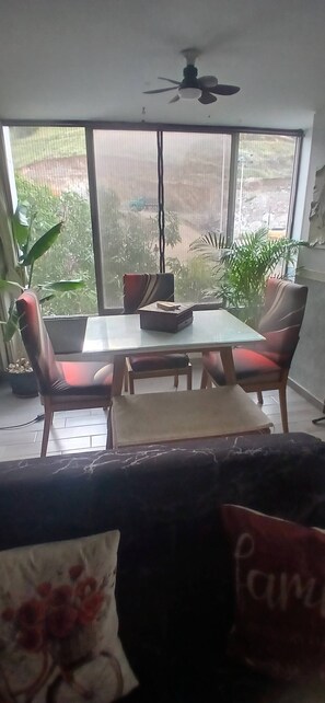 Dormitorio condiviso, 2 camere da letto, balcone, vista montagna | Sala da pranzo