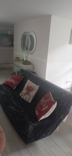 Gemeinsamer Schlafsaal, 2 Schlafzimmer, Balkon, Bergblick | Wohnzimmer