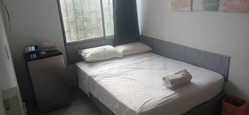Room-secure Building, Walk to Beach, nea