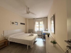 Internet, bed sheets - Spacious apartment near the beach - 8 guests (Tarragona)
