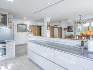 Fridge, microwave, oven, dishwasher - Villa with sea view and private pool (Salou)